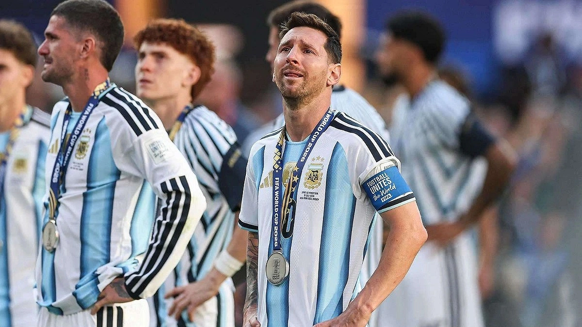 Argentina set an example by staying on the field despite losing the final
