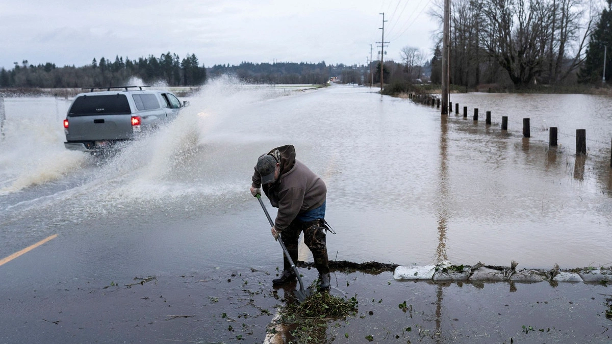 USA: Over 1,000 flights canceled as major highway corridor braces for another flood threat