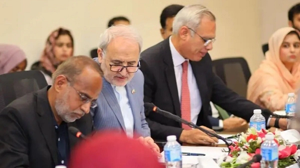 Iran calls for expanding strategic cooperation with Pakistan