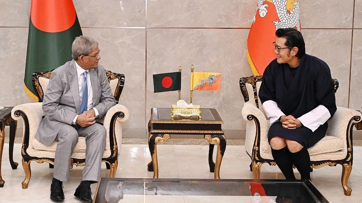 Fakhrul met Bhutan King at Dhaka airport