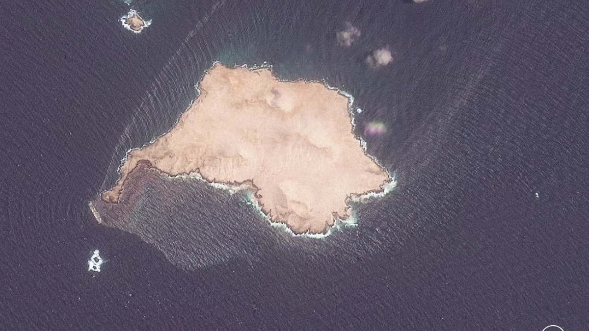 Oman says grounded tanker oil spill covers 400 square km