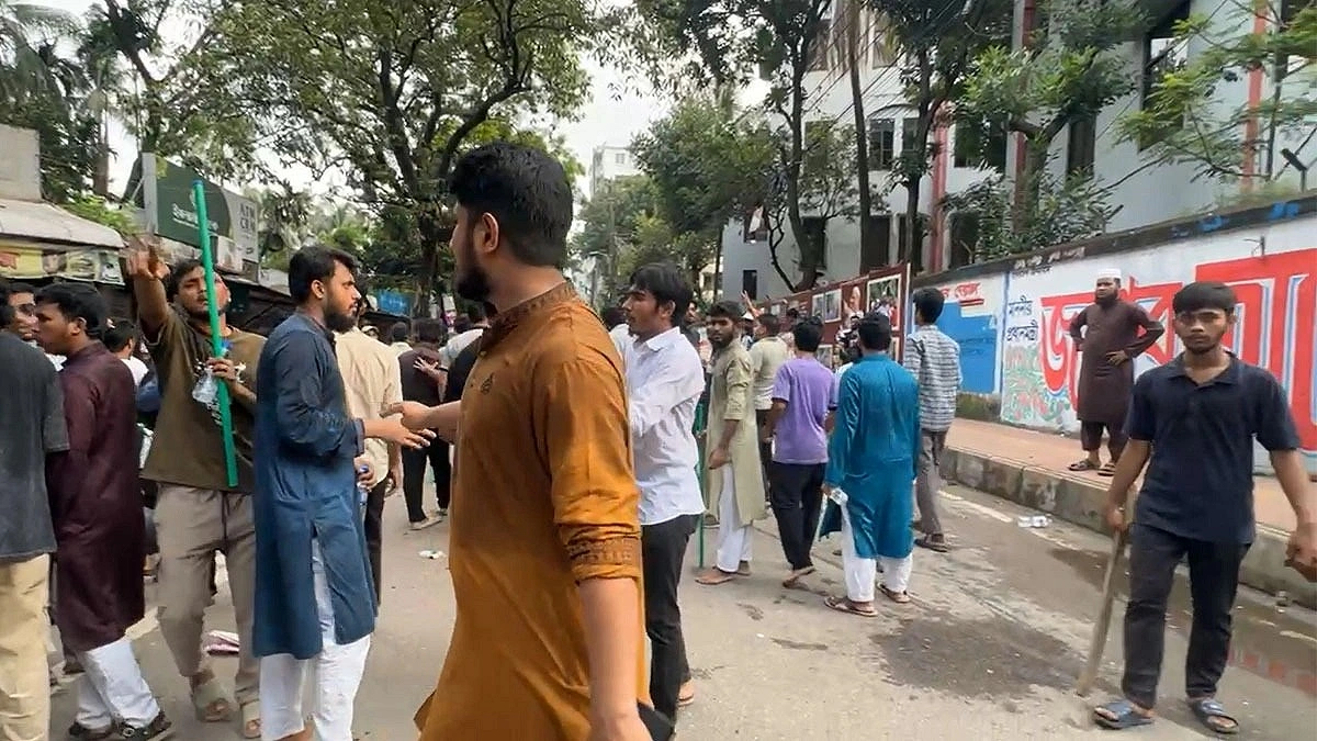 Chhatra Shibir and Chhatra Dal clash at Dhaka Alia Madrasah