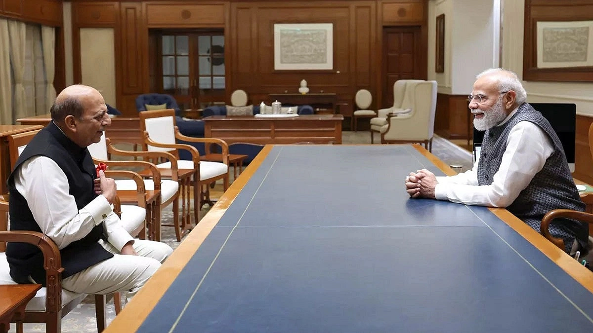 Dinesh Trivedi meets Narendra Modi after Dhaka meetings