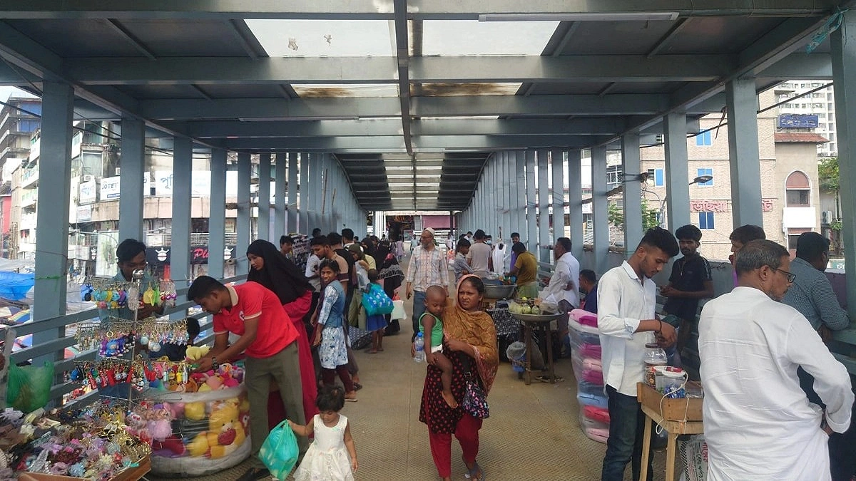 Hawkers take over New Market foot overbridge within six months