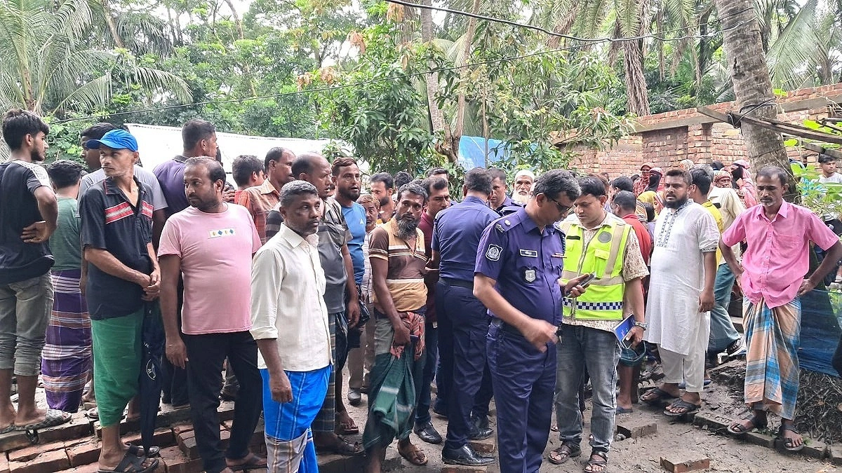 Bodies of three found in Veranda and room, Suspected Murder