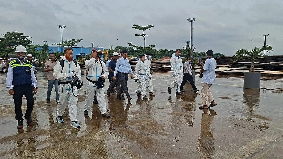 Specialized investigation team boards ship three days after accident