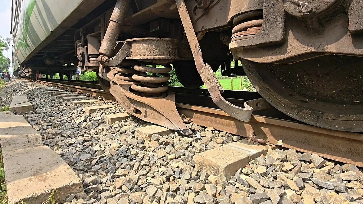 Barendra Express breakdown suspends train operations in Joypurhat