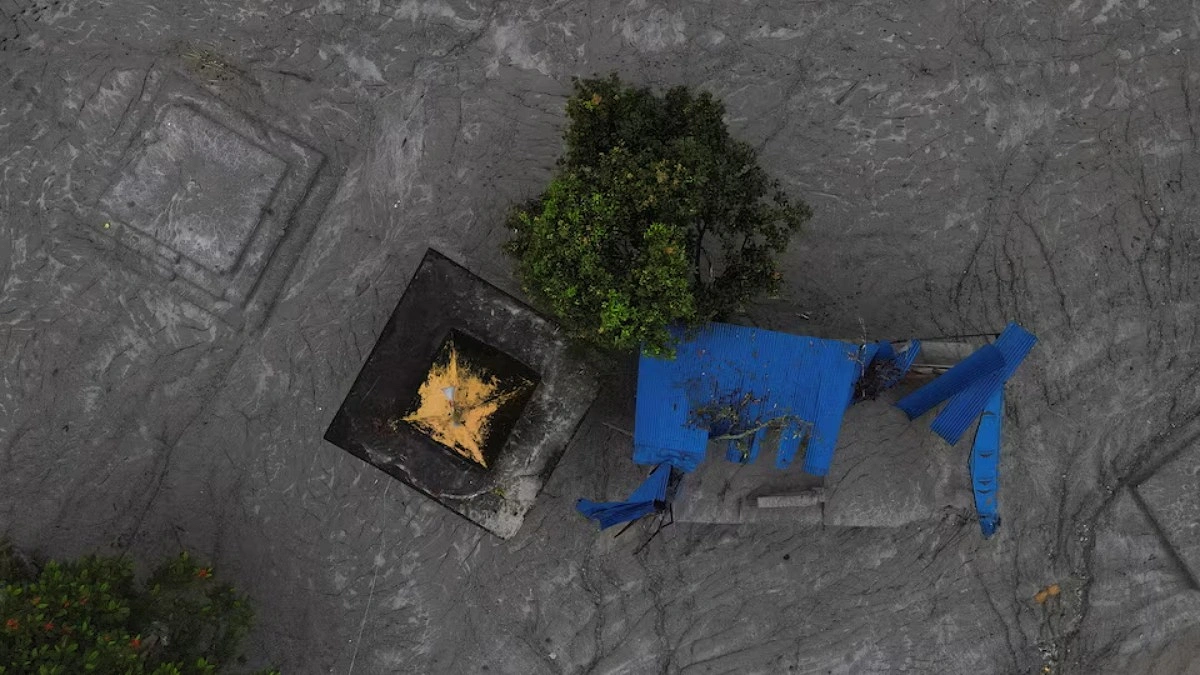 Nepal flood kills 903, thousands trapped in tunnels