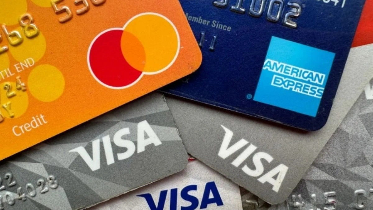 U.S. credit card debt nears record high at $1.26 trillion