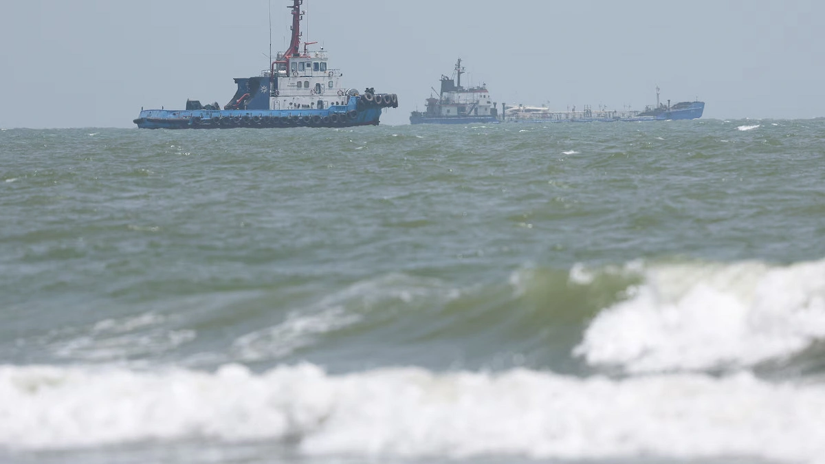 Iran says no military ships will cross Hormuz under potential Oman deal