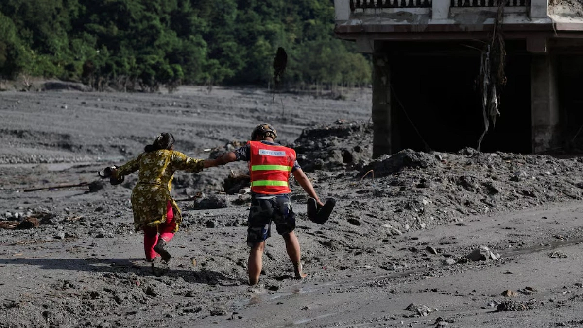 Nepal flood deaths hit 475 as lake threatens breach