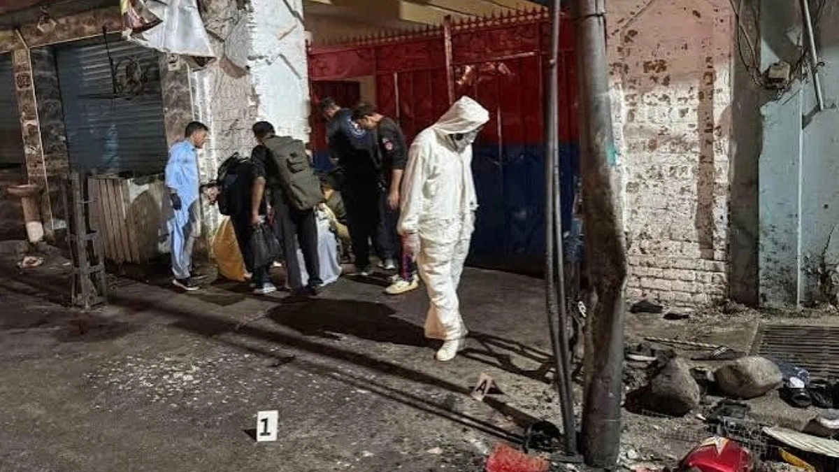 Suspected suicide bombing outside police station kills 17 in Pakistan