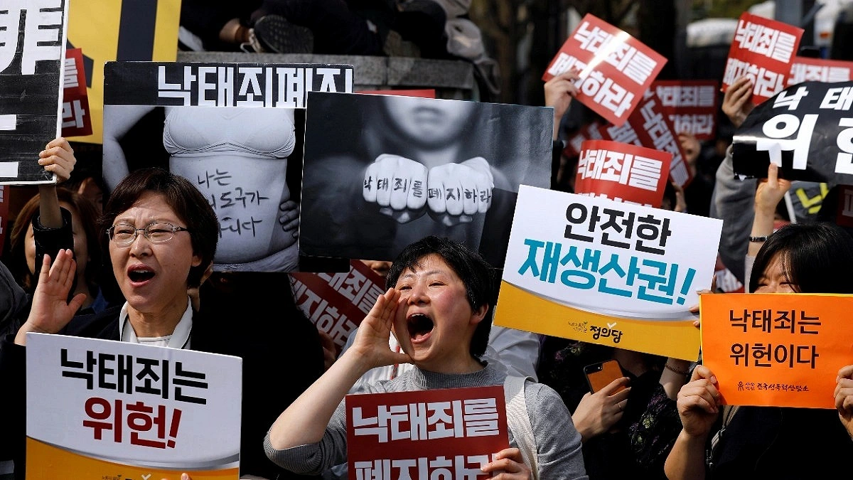 Women rally in South Korea against prosecution authority abolition