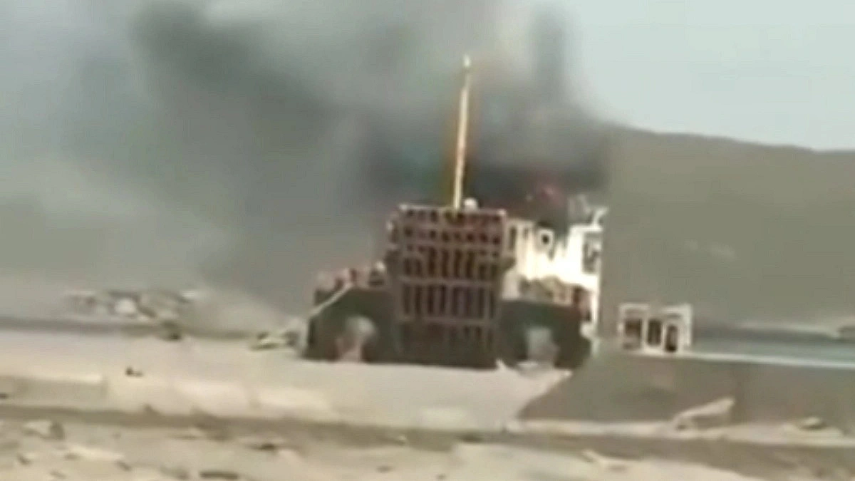 Houthis launch double attacks on Ship in Bab al-Mandab, at least 6 Killed