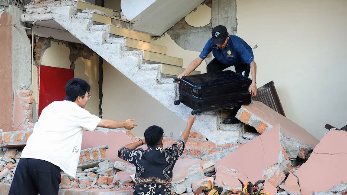 Magnitude 7.7 quake kills 20 in Eastern Indonesia