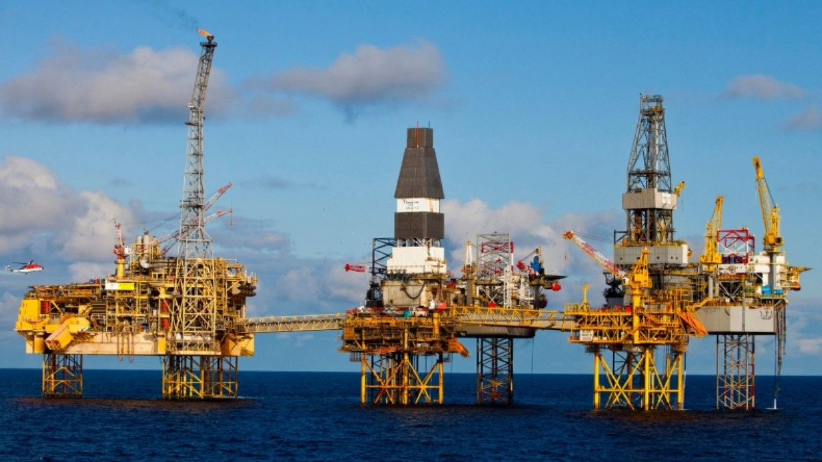 Oil rises as US-Iran peace talks stall, Hormuz shipping slows