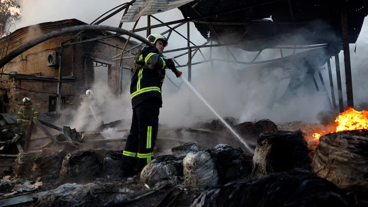 Russia strikes Kyiv after US envoys leave, killing 2