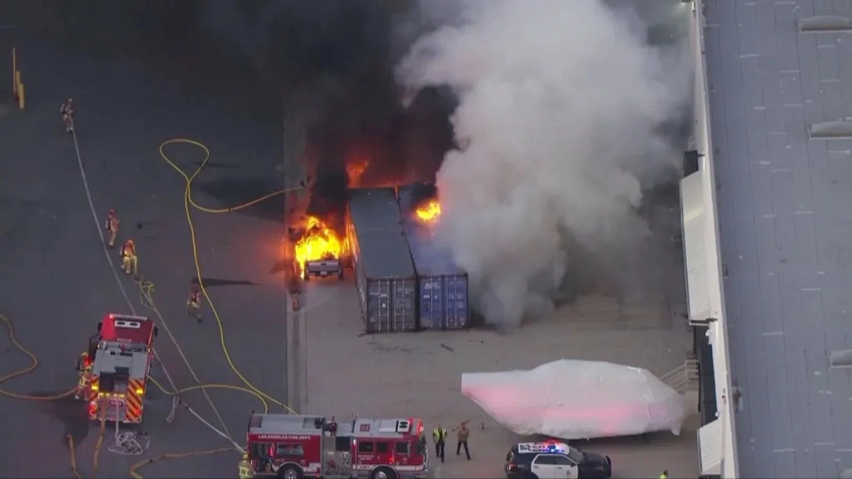3 killed as helicopter crashes in Los Angeles