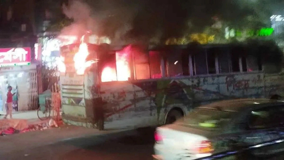Moving bus catches fire in Mirpur