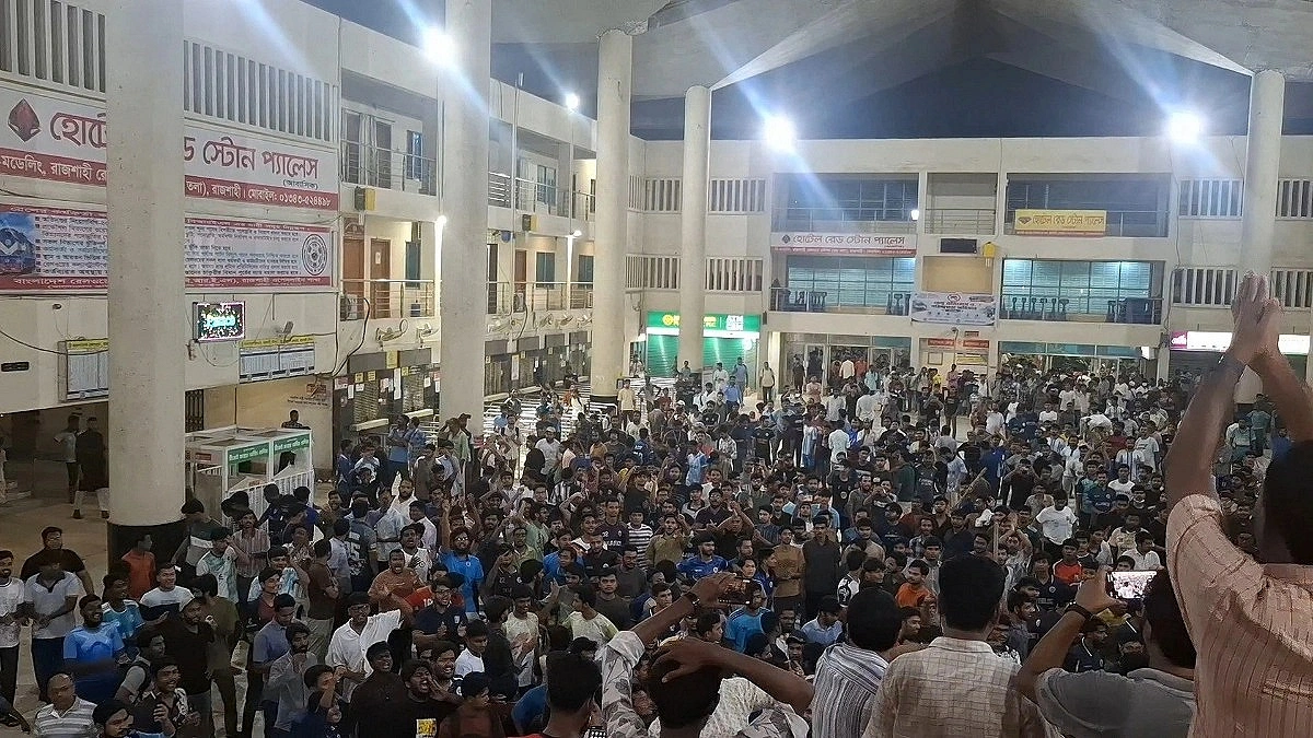 RU student assaulted, vandalism at Rajshahi railway station