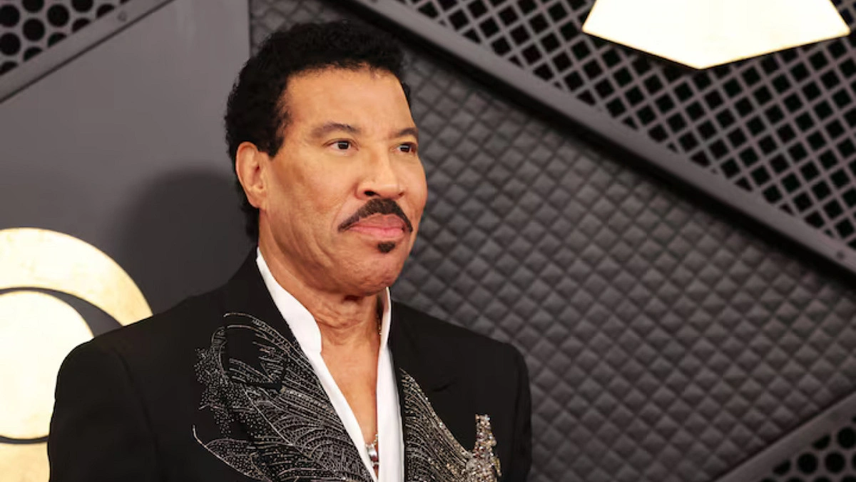 Lionel Richie recovering at home following hospital stay