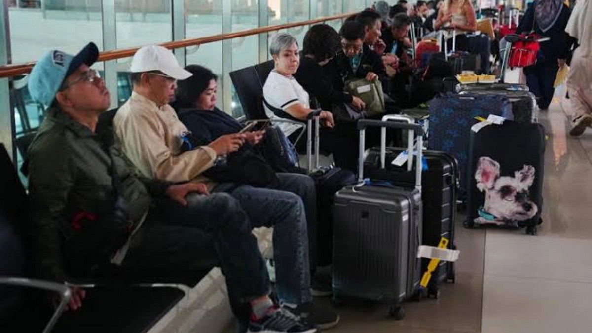 Indonesia's Anak Krakatau eruption halts flights, schools, fishing
