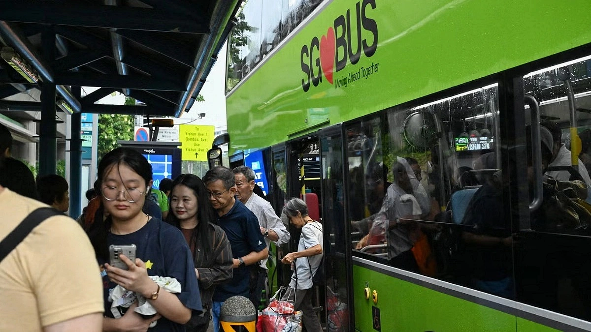 Playing loud music on Singapore buses can draw Tk 61,000 fine