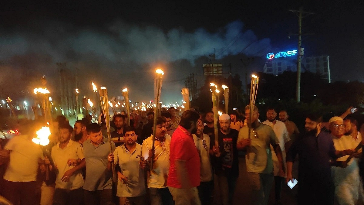 Jubo Dal holds torch procession in Sonargaon protesting AL ‘anarchy’