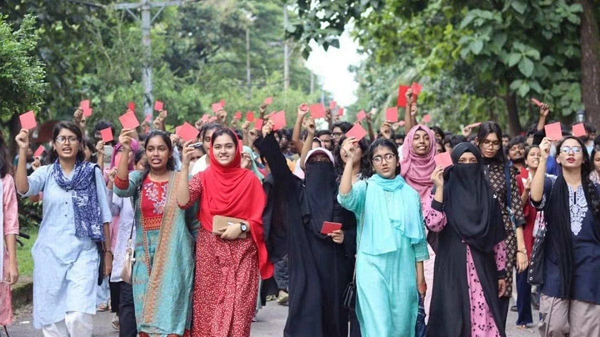 Students protest against new CUET VC by showing ‘red card’
