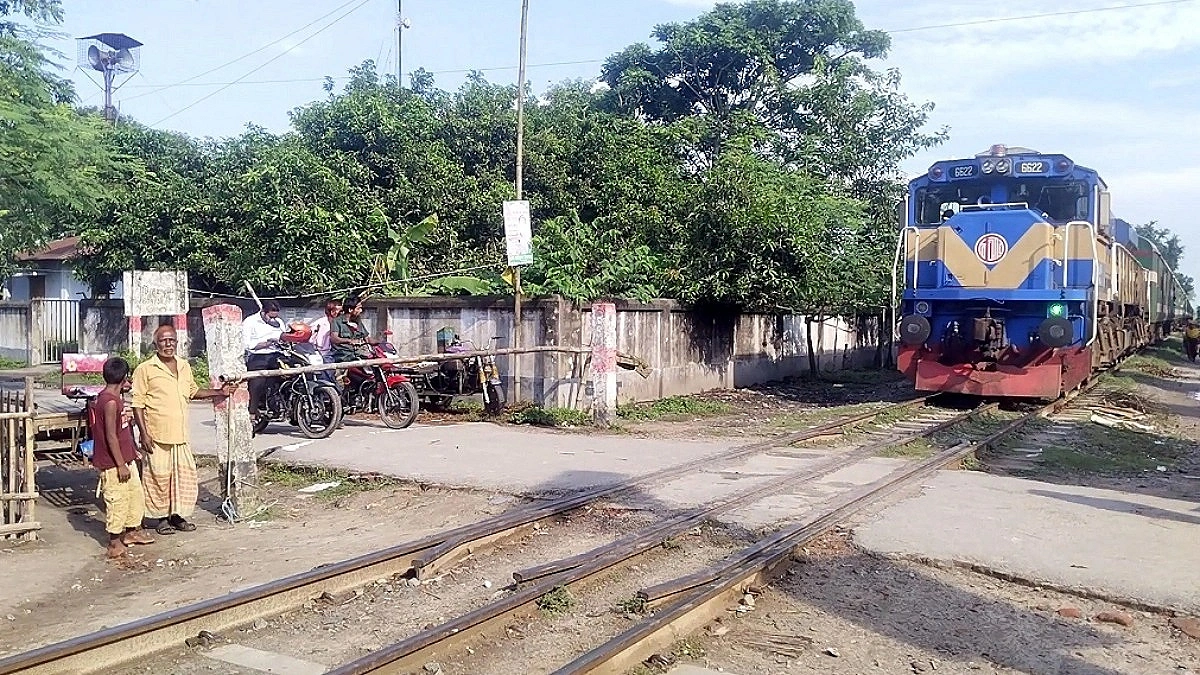 Islam guards ‘unprotected railway crossing’ without pay for 5 years
