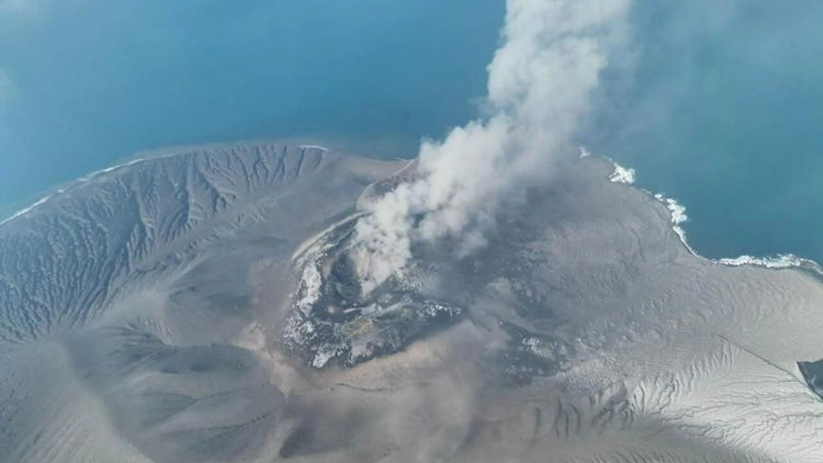 Indonesia volcano eruption leaves 270,000 stranded as airports extend closure
