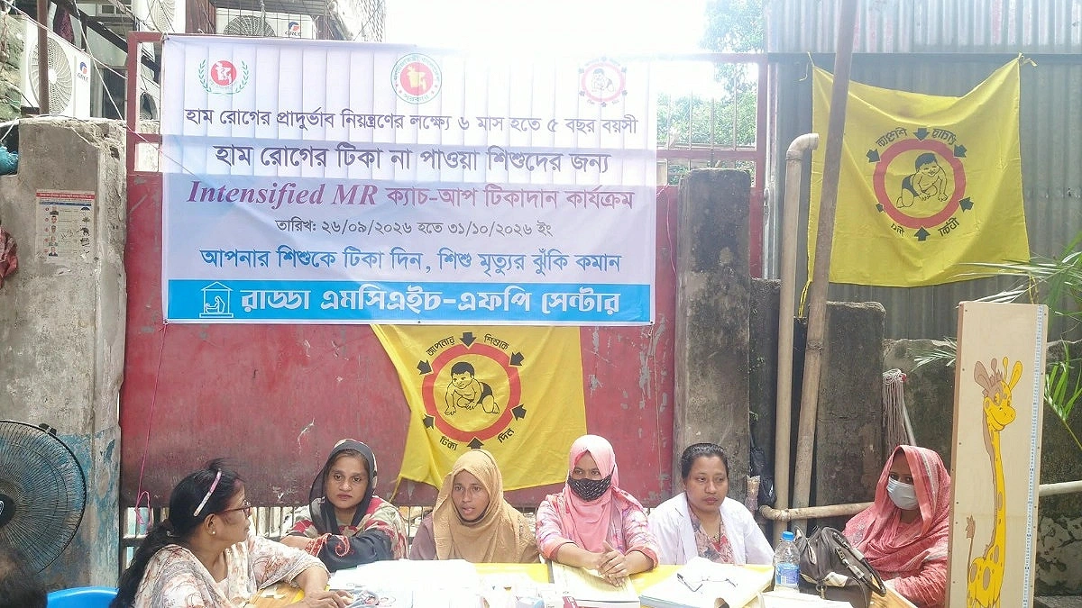 Vaccination continues in front of demolished health centre