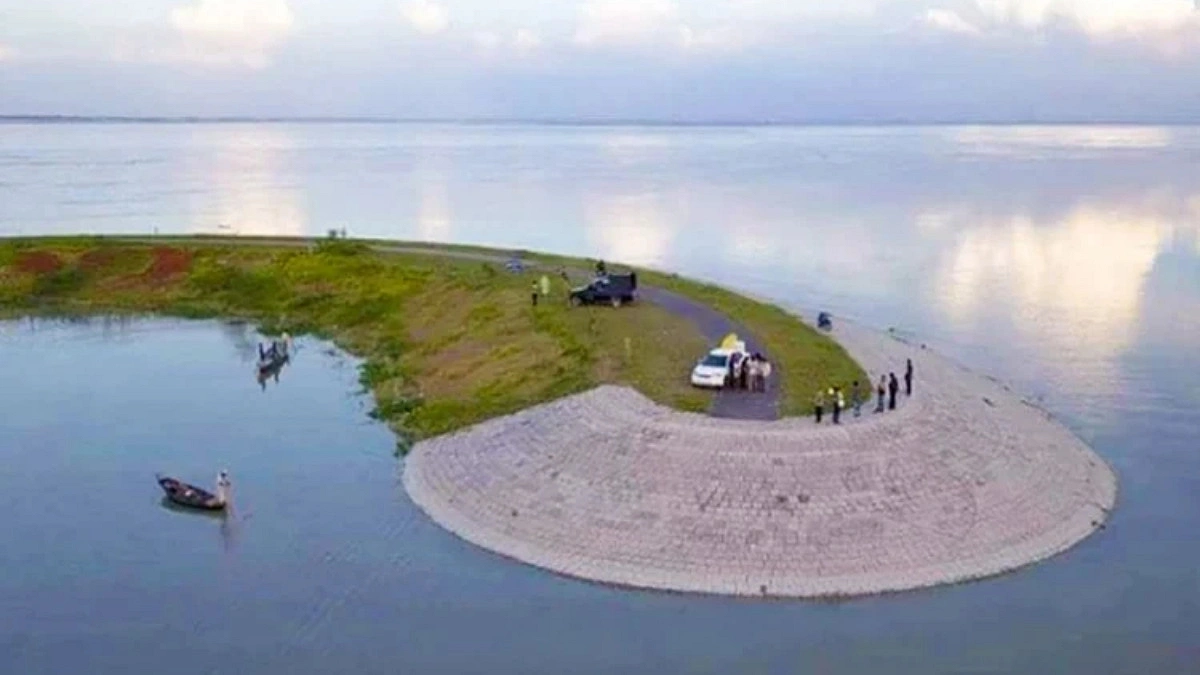Sirajganj's China dam appears as scenic tourist destination in the Jamuna River