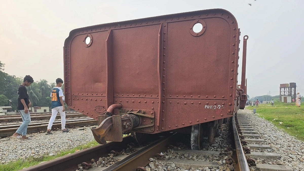 Train carrying rescue team also derails on way to recover detached coaches