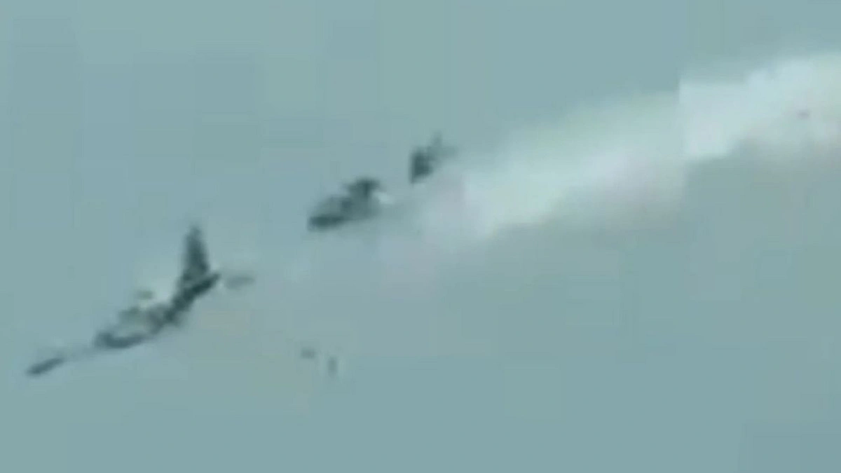 2 aircraft collide mid-air during training in Philippines, 4 pilots killed
