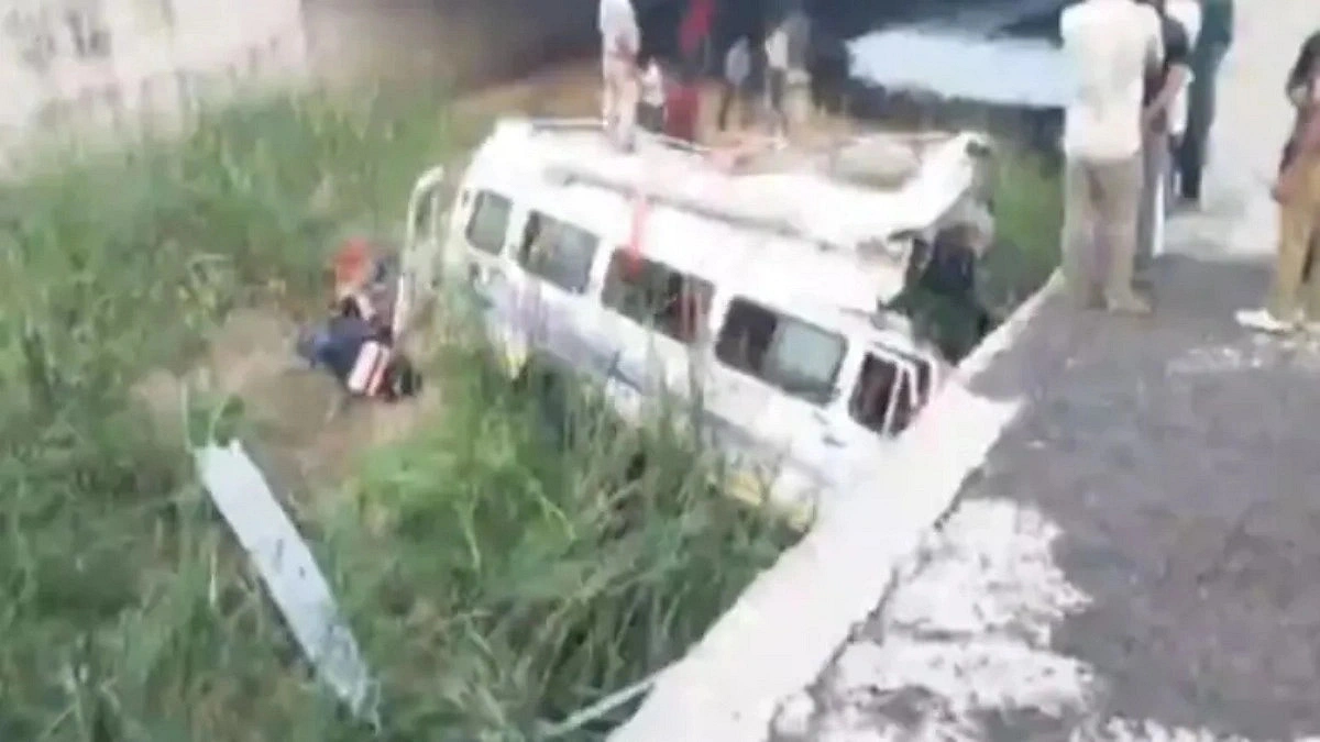 Eight Killed, 17 Injured as bus plunges into ditch in India