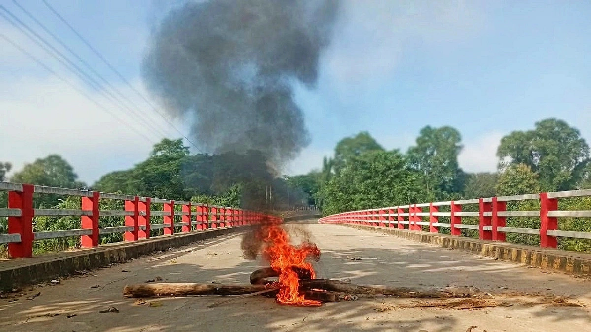 Roadblock in Sajek, around 2,000 tourists stranded