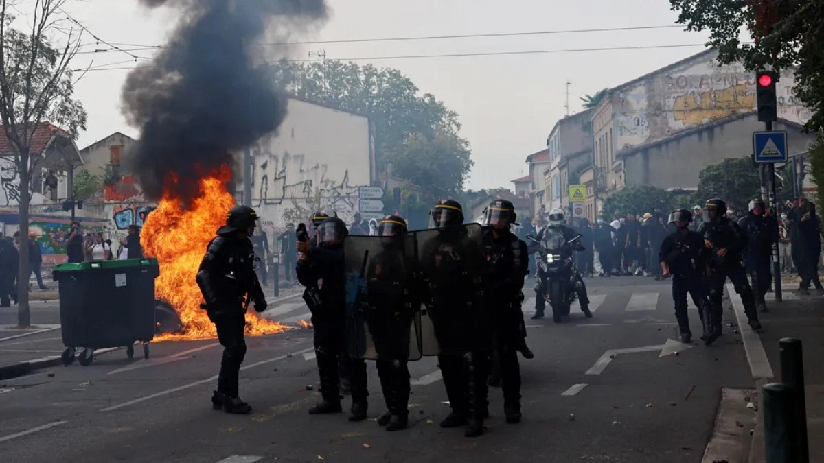 France to close up to 500 schools after student protests