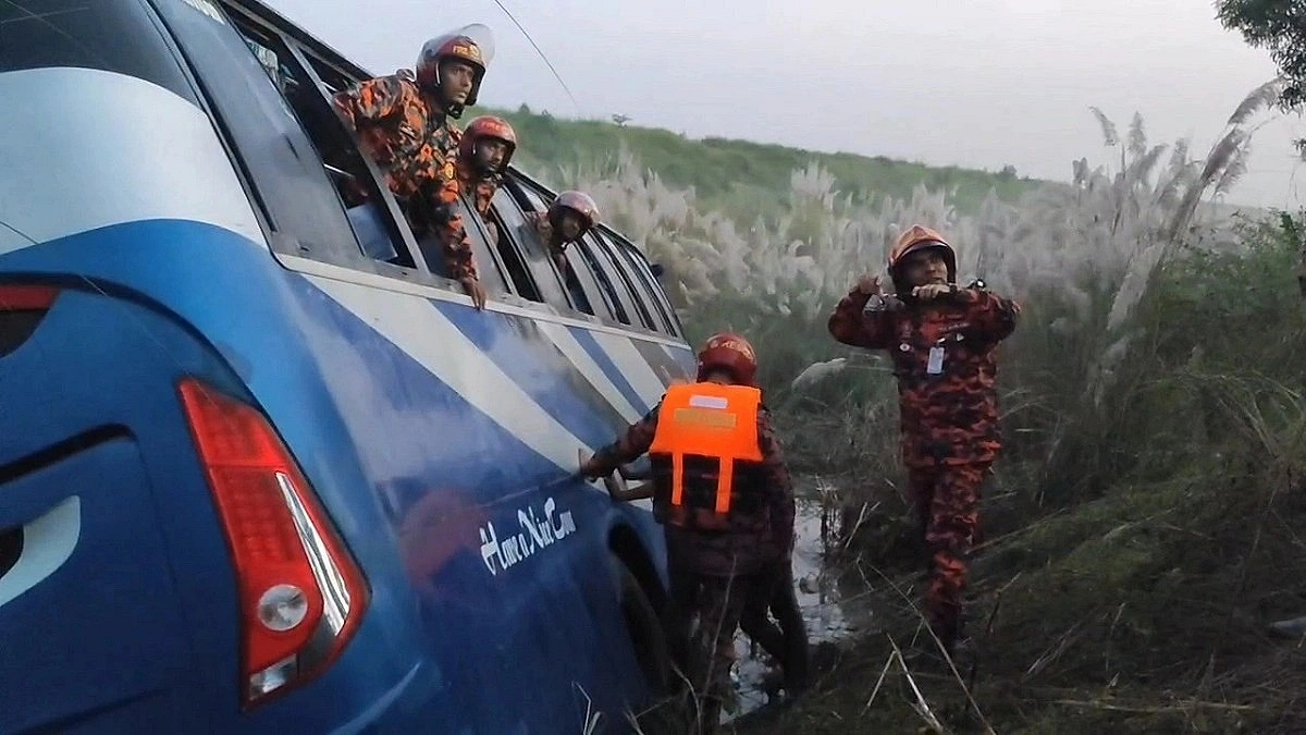 3 dead, 16 injured as bus plunges into Munshiganj ditch