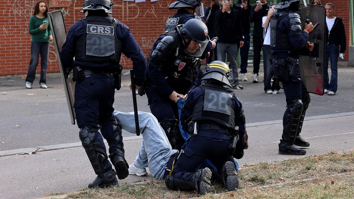 Student protests spread across France, disrupting 564 schools